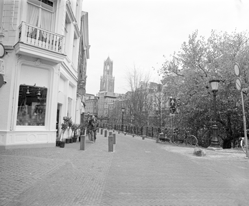 884568 Gezicht op de Oudegracht-oostzijde te Utrecht, ter hoogte van de Vinkenburgstraat (links) richting Bezembrug.